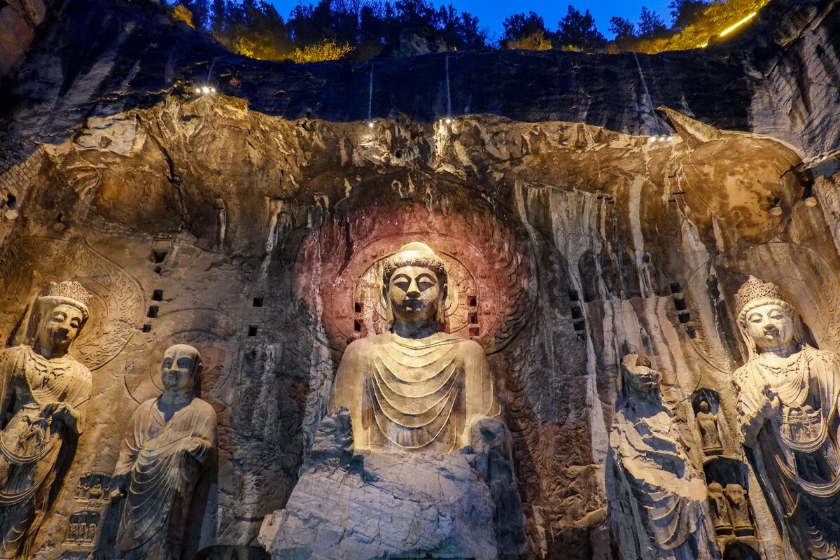 洛阳龙门石窟卢舍那大佛夜景
