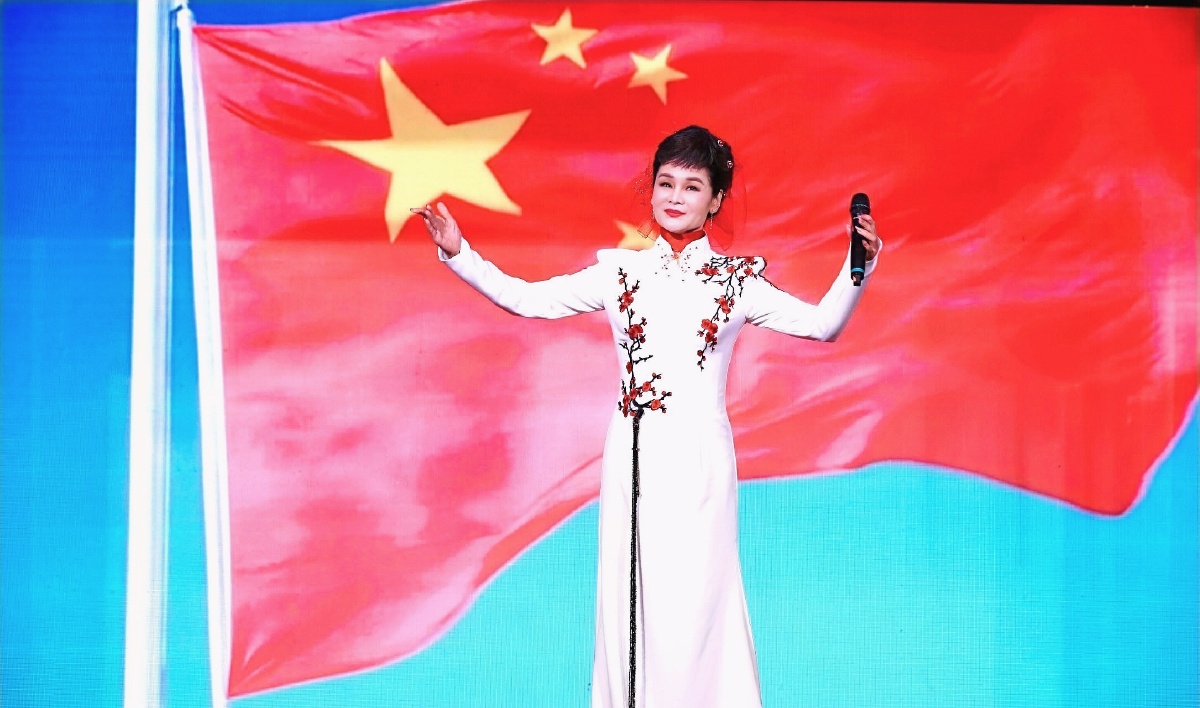 舞台抓拍著名歌唱家张华敏