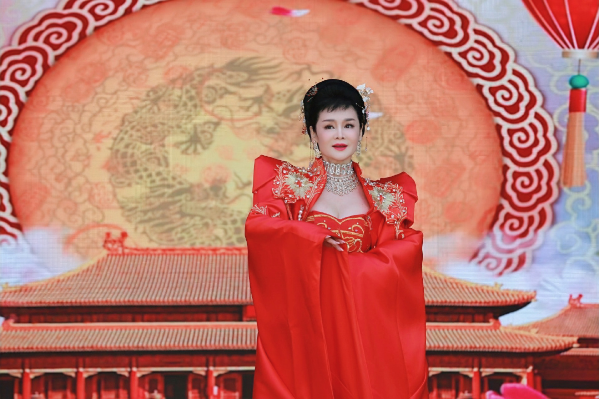 著名女高音歌唱家张华敏 舞台剧照