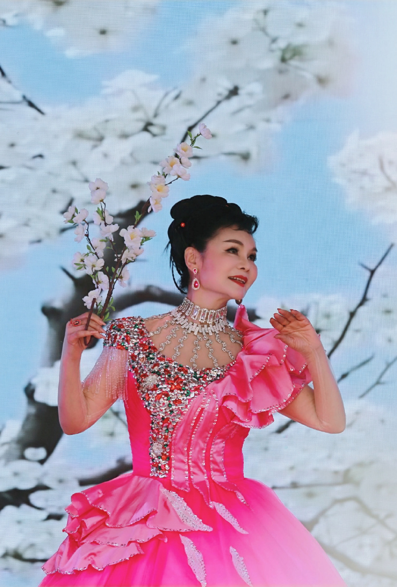 舞台抓拍著名歌唱家张华敏