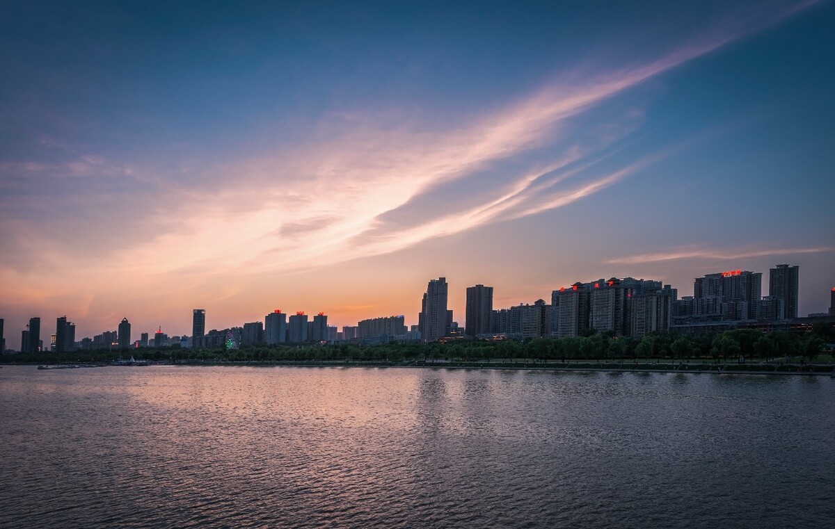 广西比海南经济总量高吗_海南大学经济学院院徽(2)