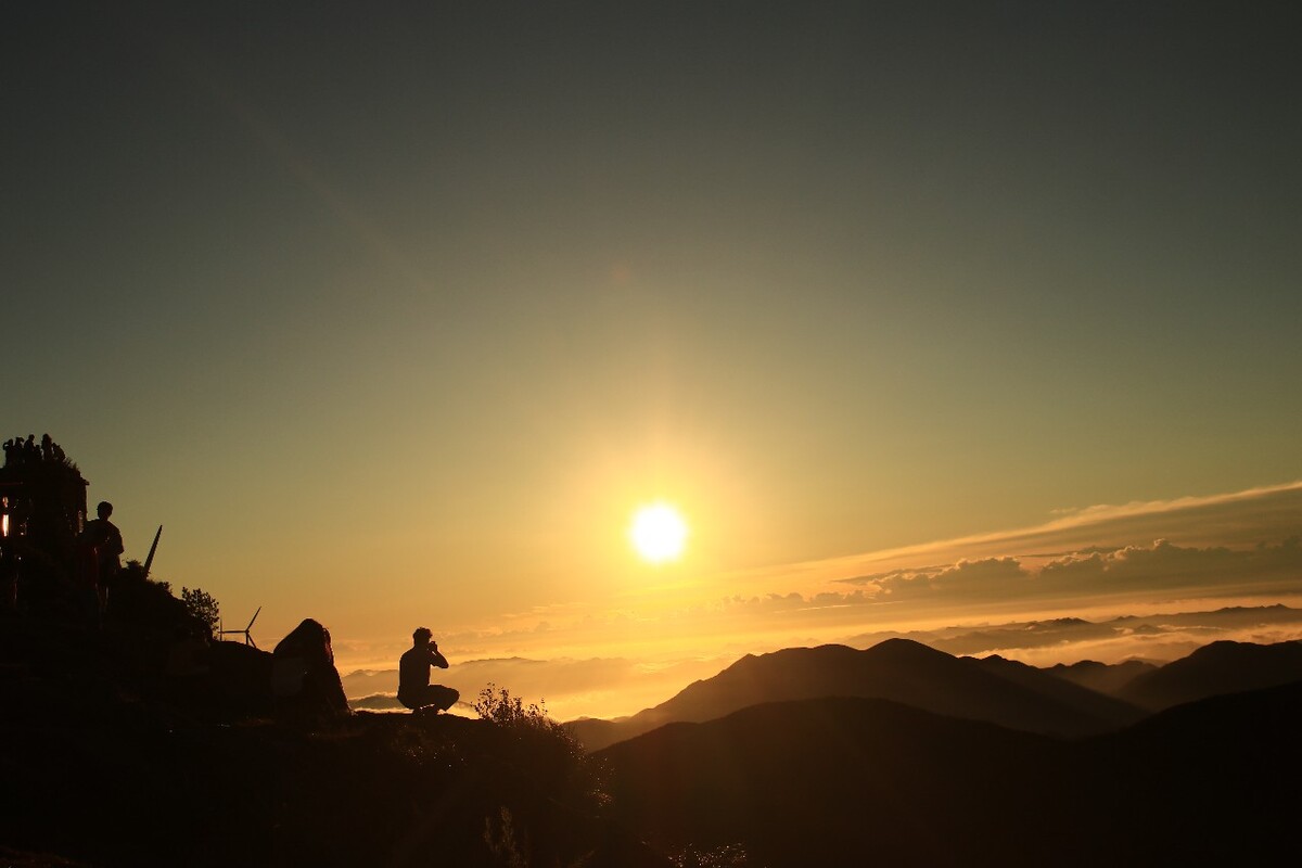 登山观日出迎霞光