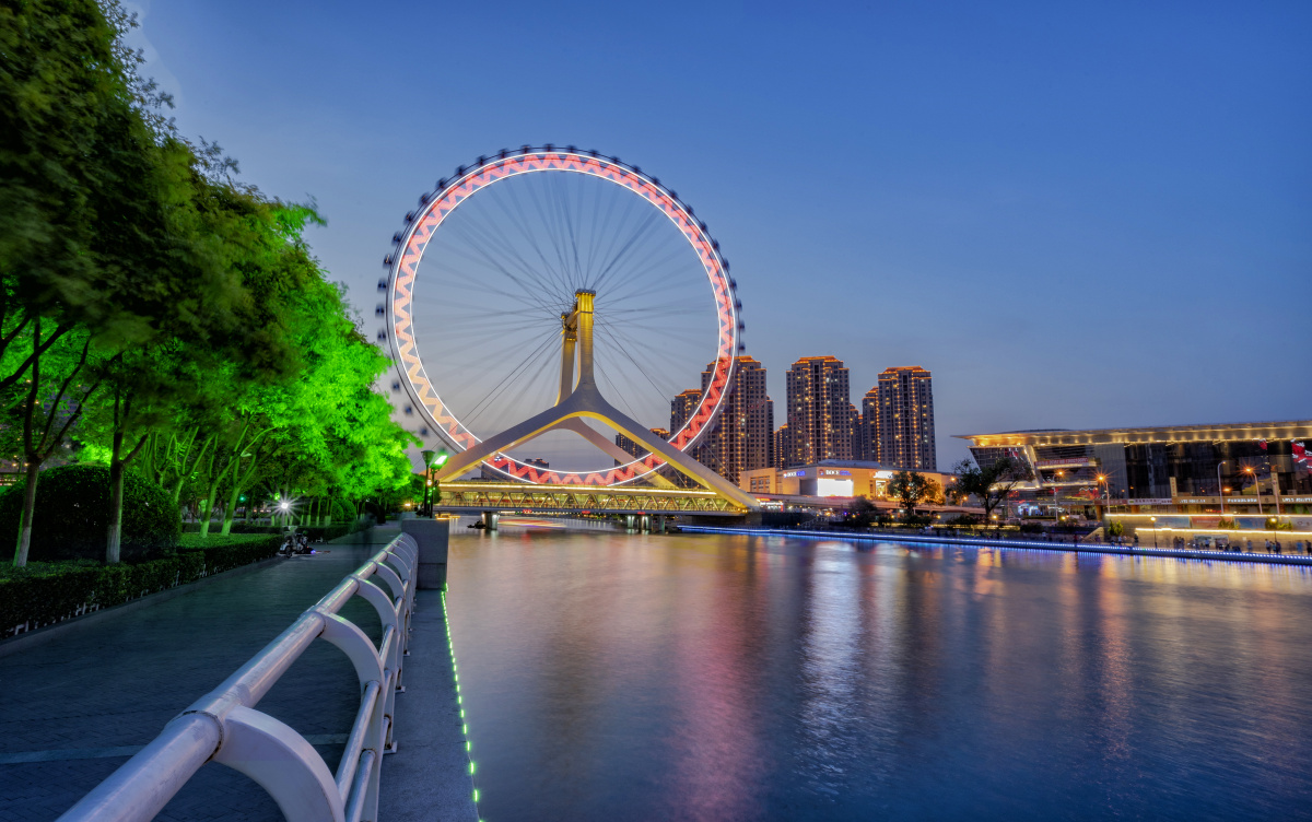 海河上,天津标志性建筑.