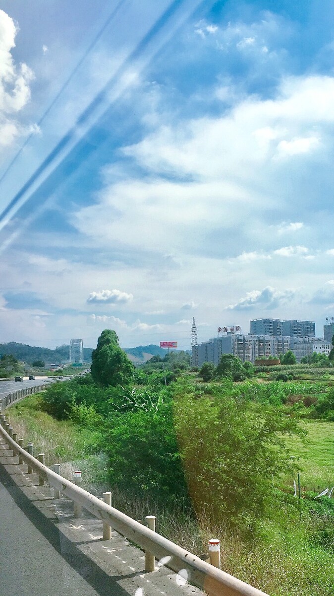 高速路上车窗外的风景