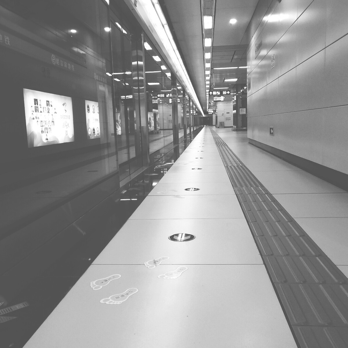 空空荡荡,冷冷清清