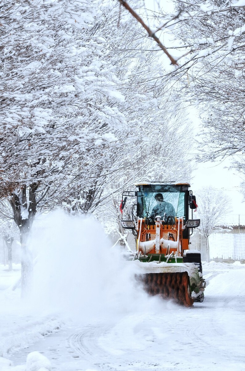 学校新买的铲雪车这几天忙个不停新疆 乌鲁木齐市郊区