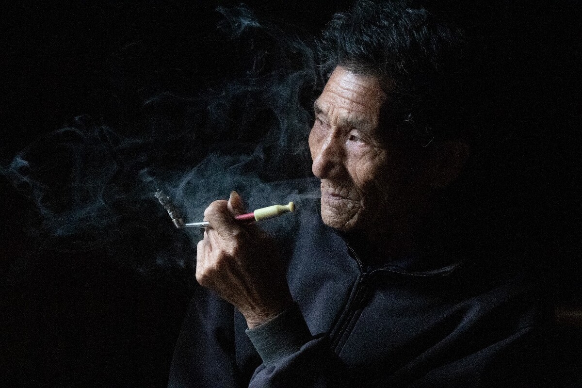 免费照片： 抽烟, 香烟, 老人, 上, 坐, 胡子, 肖像, 侧面视图, 坐, 老人