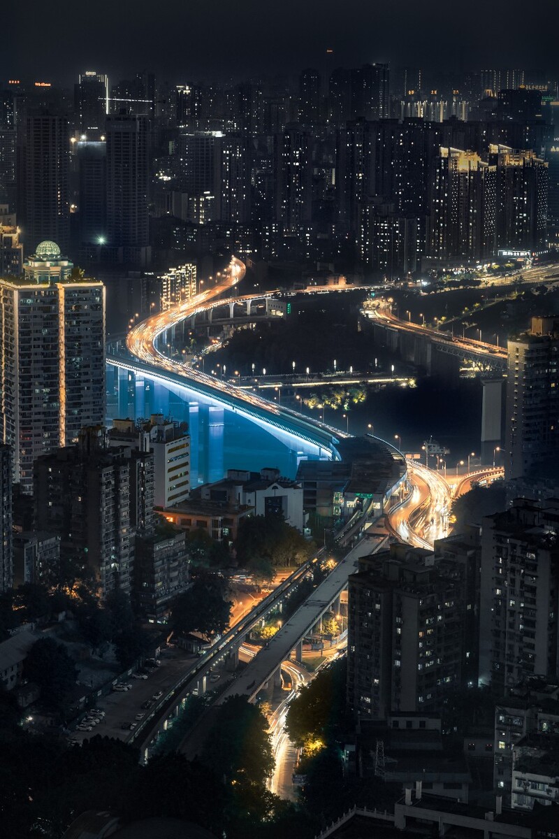 晚上10点的牛角沱站轻轨出发驶向下一站,马路上依旧车水马龙