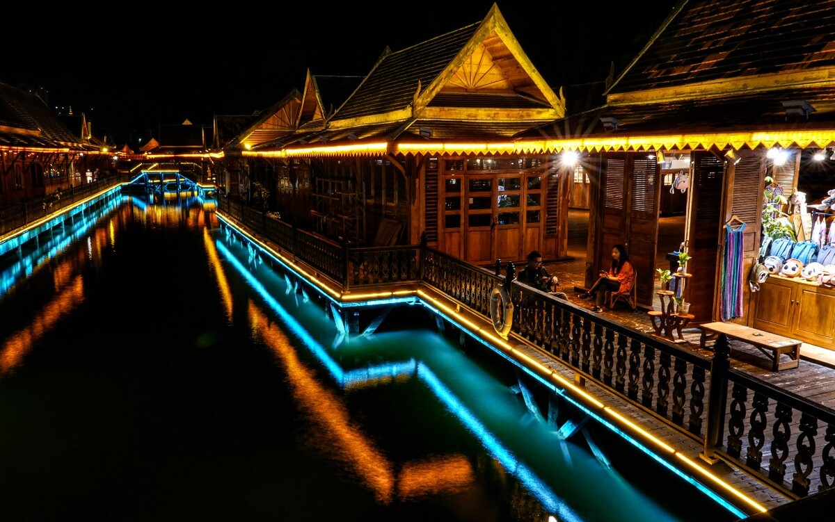 《西双版纳告庄夜景》