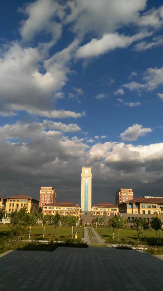 山西太原理工大学的蓝天白云和楼