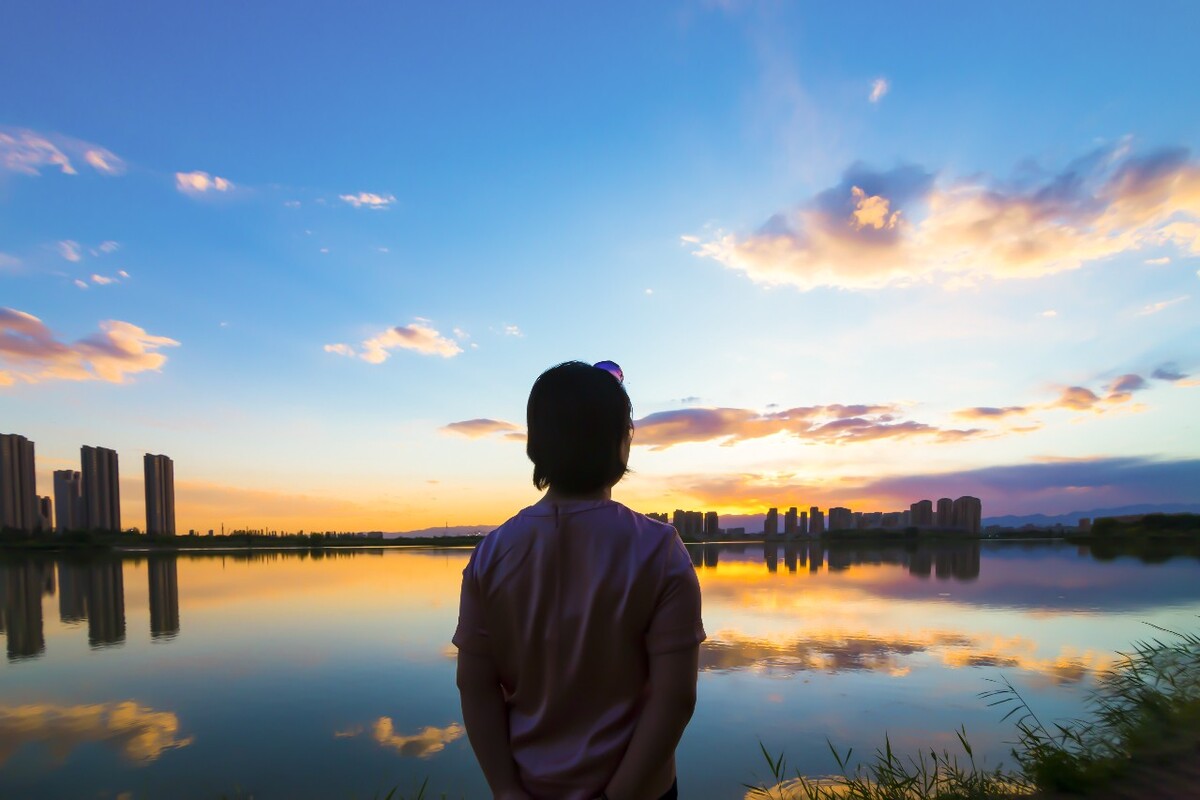 夕阳下的背影