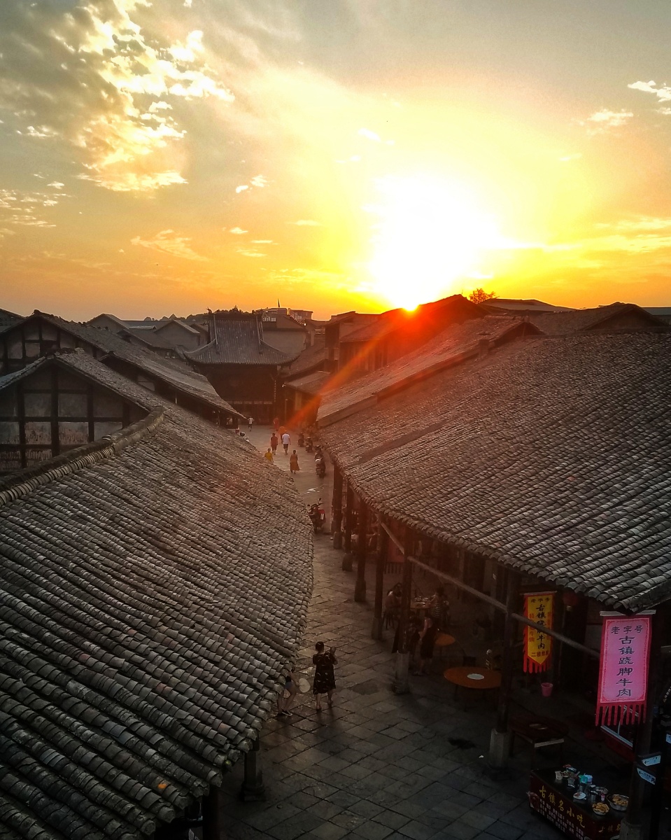 夕阳下的罗城古镇