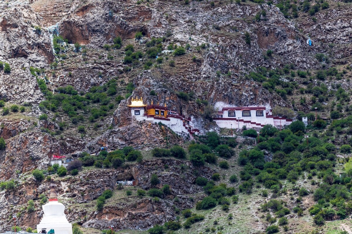 悬崖上扎叶巴寺