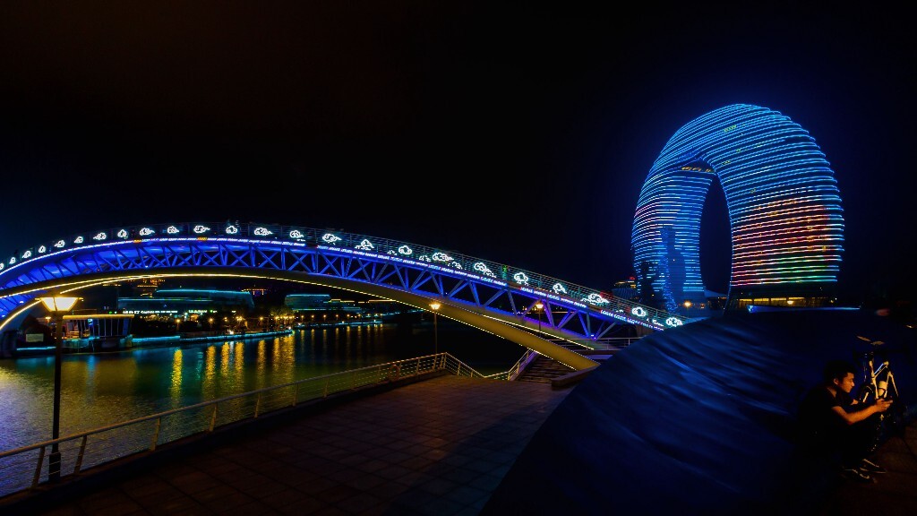 湖州月亮广场的夜景