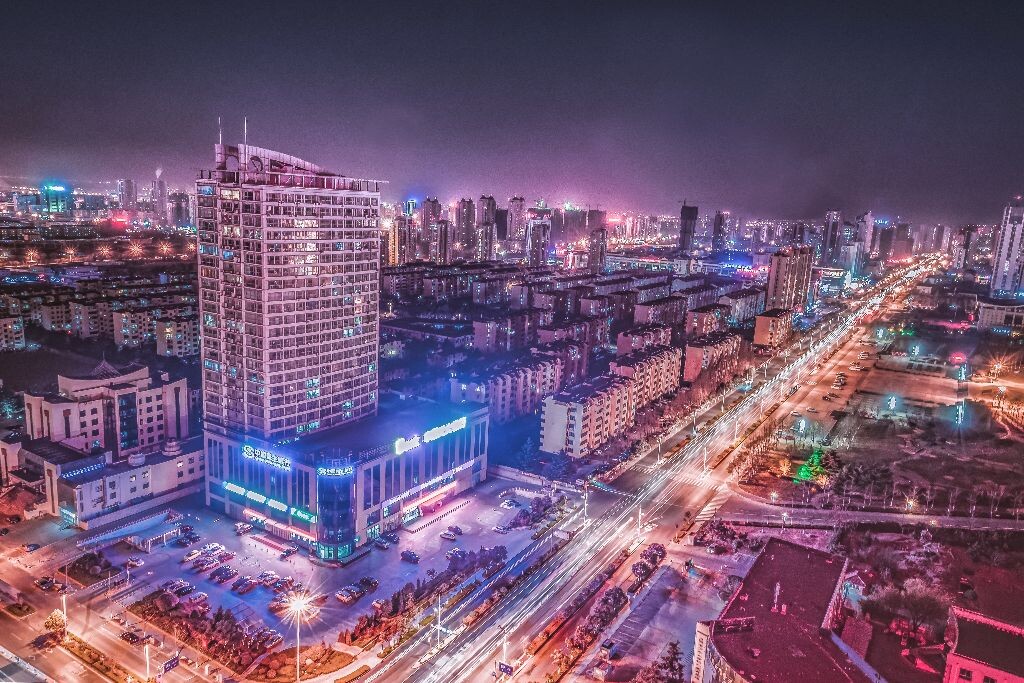 站在高处俯瞰城市,忘记一切烦恼.