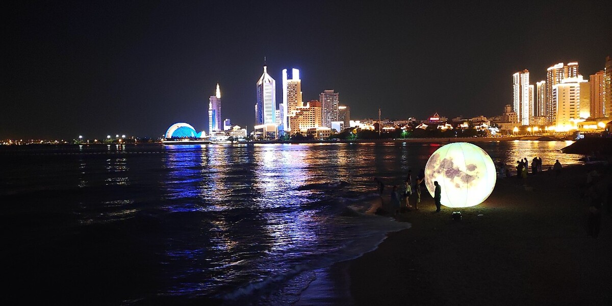 栈桥旁,青岛湾夜景