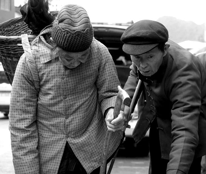 龙山县农贸市场,两位老人相互照顾着.