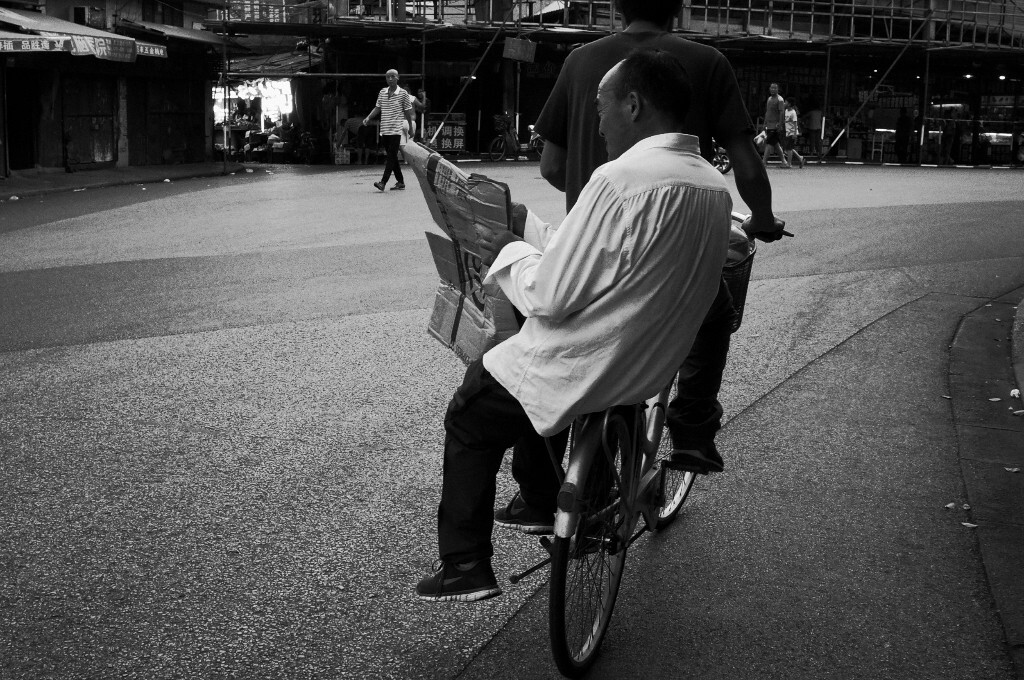 骑车带人