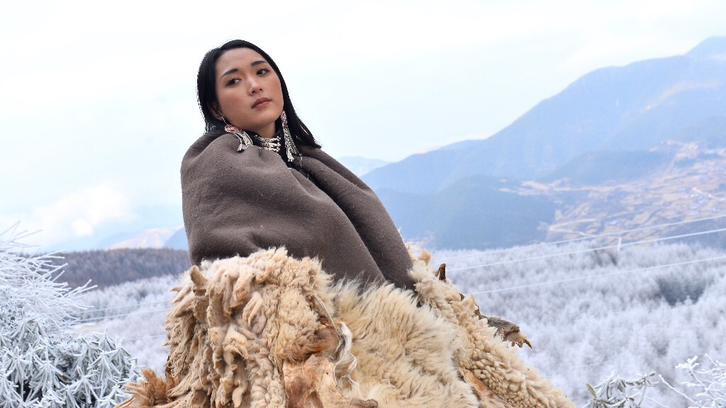 四川美姑县彝族美女