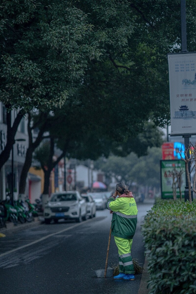 今日清晨的姑苏,雾气蒙蒙弥漫着整个城市,早起的人儿开始各自奔波忙碌