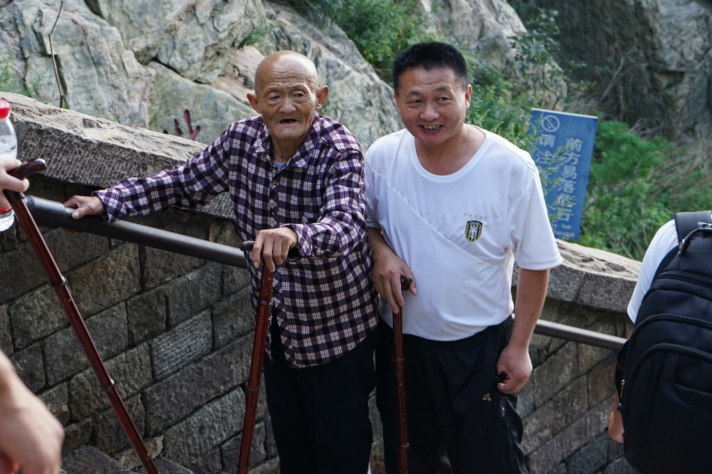 八旬老人登泰山