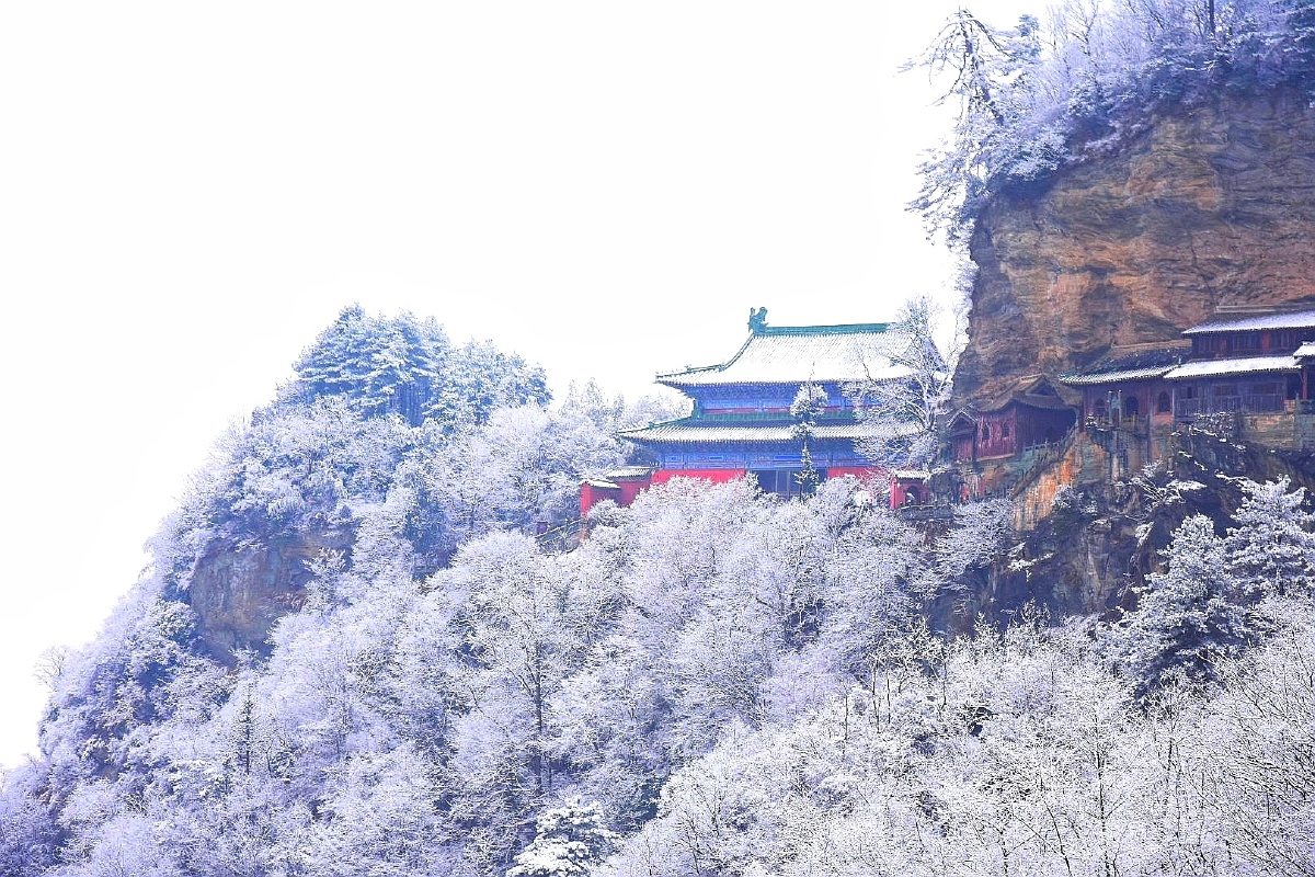 雪后武当山南岩