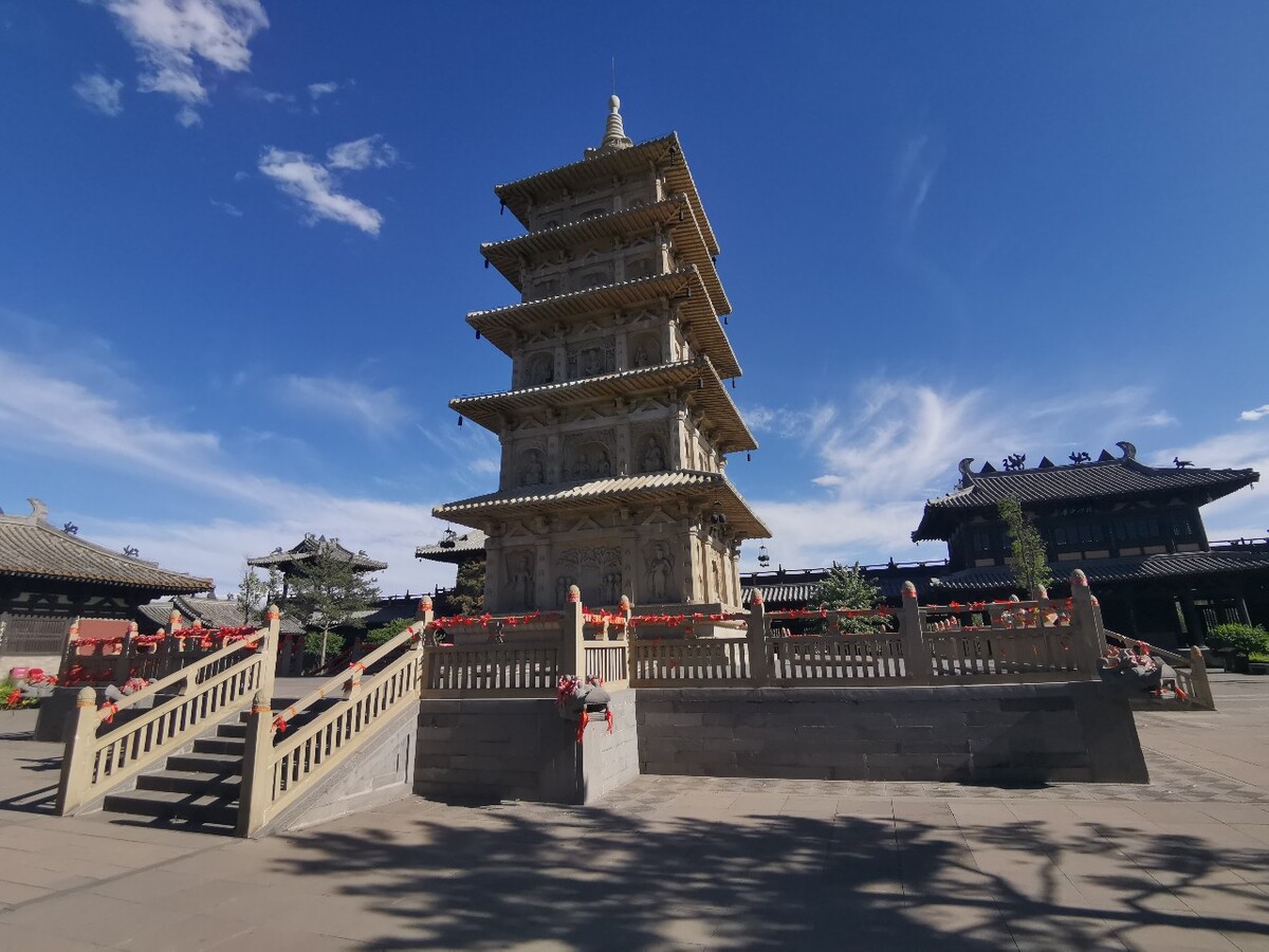 宝塔宝楼阁,重檐交梵天.