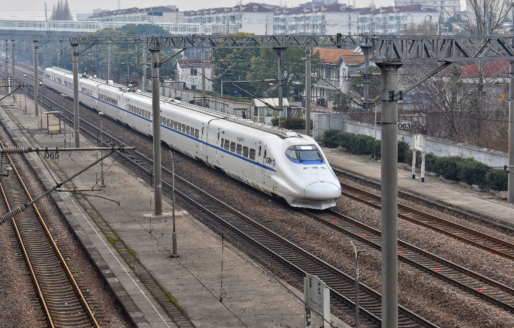 crh6a和crh2a通过莘庄站