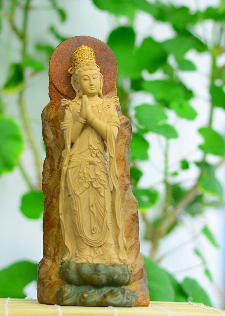 白色的是俺用石膏粉做的,照相不是专业,手工制作是爱好,业余做观音