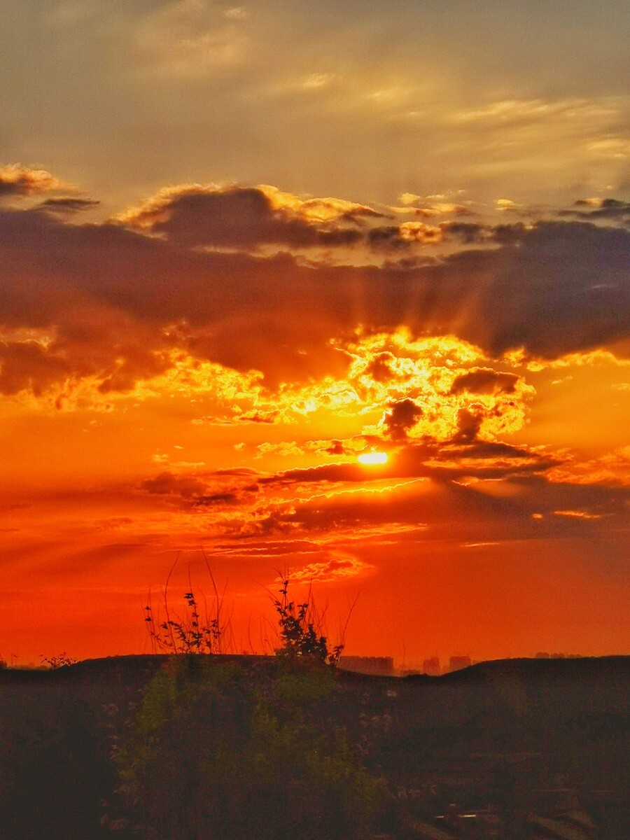 流金夕阳霞光飞傍晚夕阳西下天空金色霞光