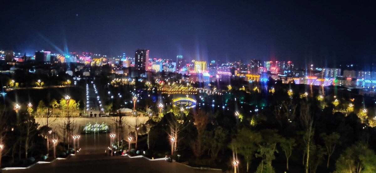 楚雄市太阳历公园夜景