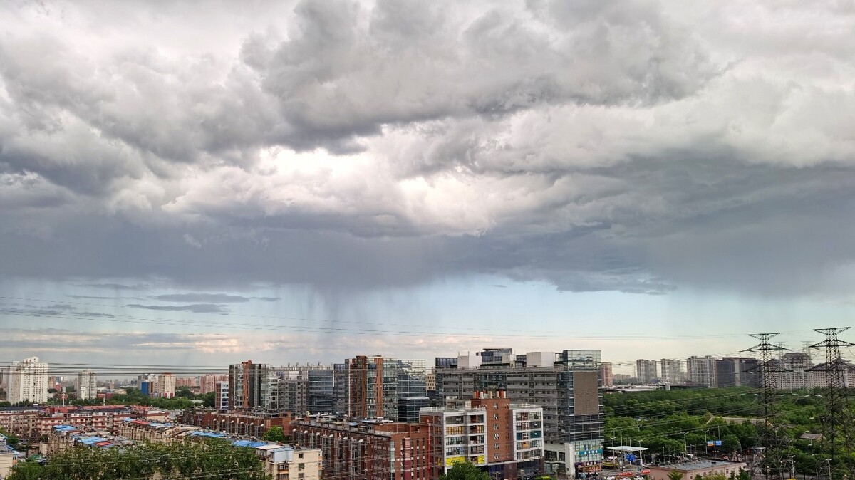 雨天乌云密布倾盆大雨