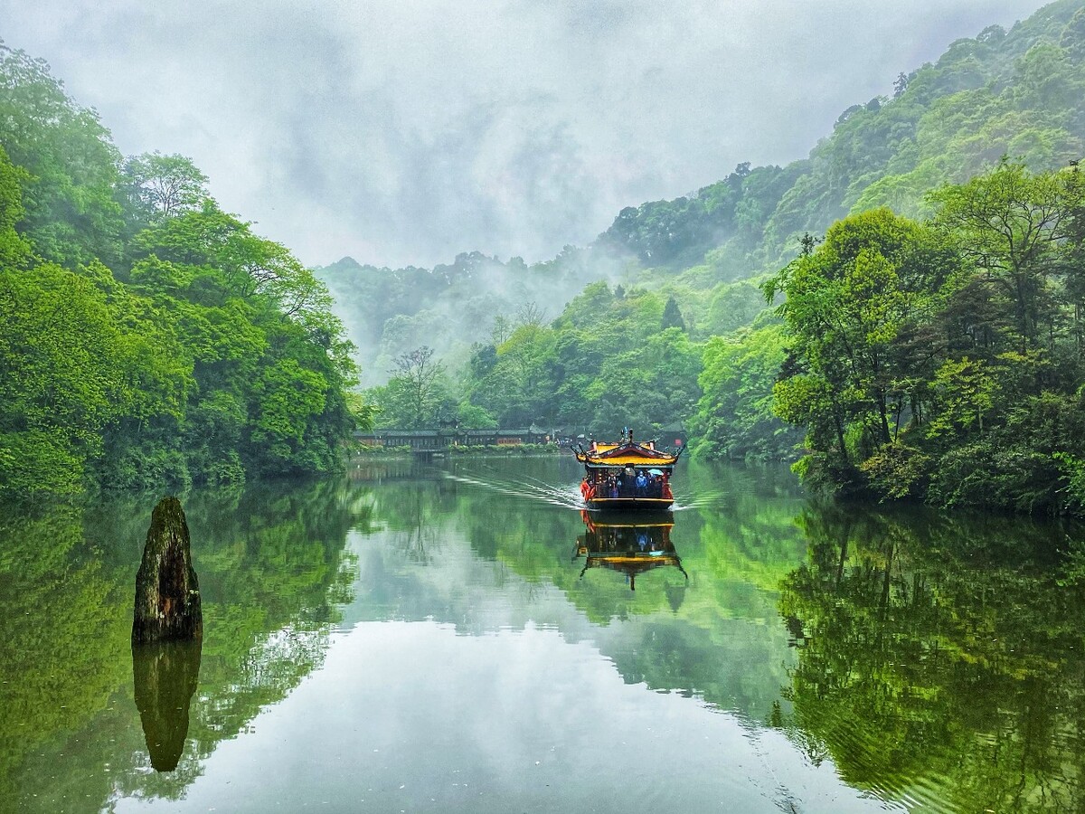 青城山山月亮湖