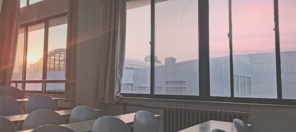 夕阳下的教室,窗外的喧嚣,室内的寂静 augenstern-h