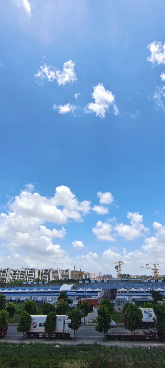 天气很不错，蓝天白云，晴空万里