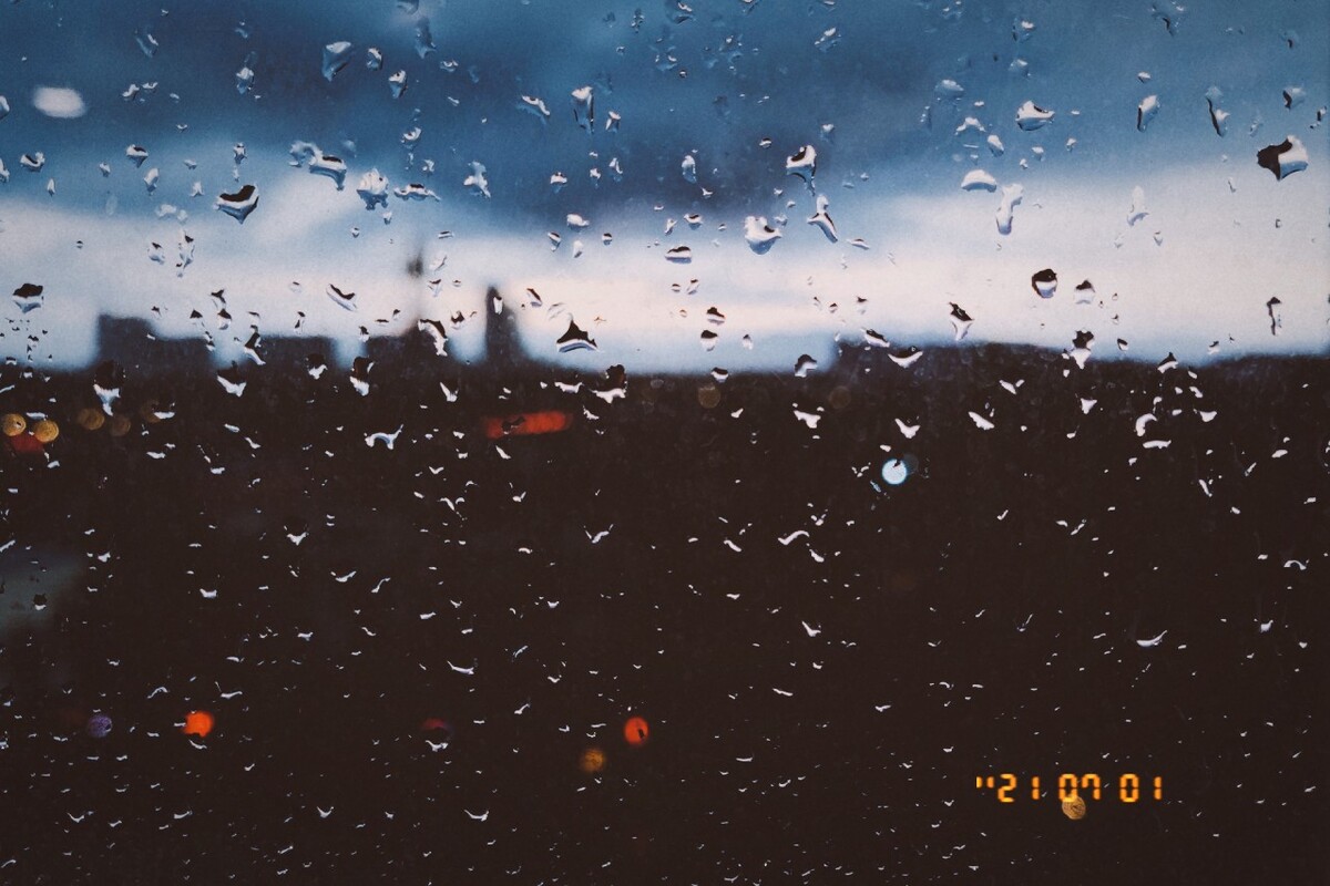 世界被层层掩掩的遮盖住是云是雨是窗户是镜头