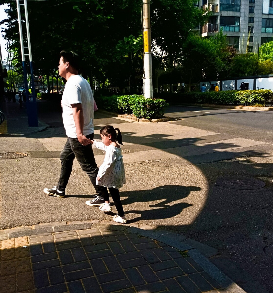 街拍父女俩和他们的影子