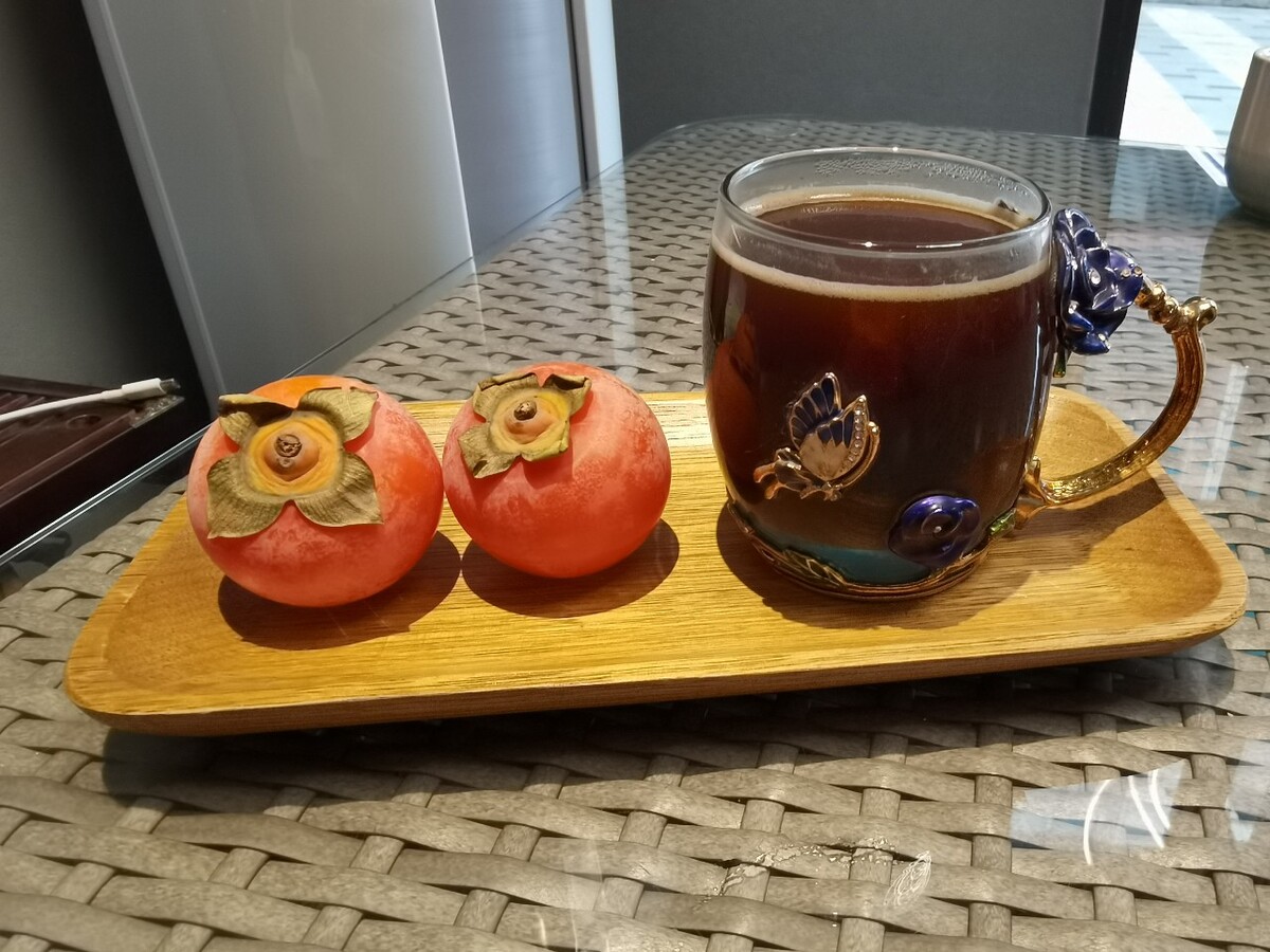 咖啡一杯柿子两个