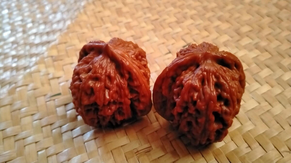 文玩系列九瓣小金刚菩提与核桃狮子头这包浆有人喜欢吗