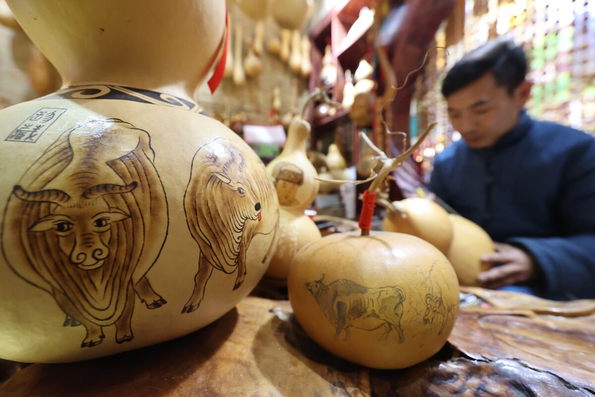 河南许昌:葫芦烙画迎新春 牛书培
