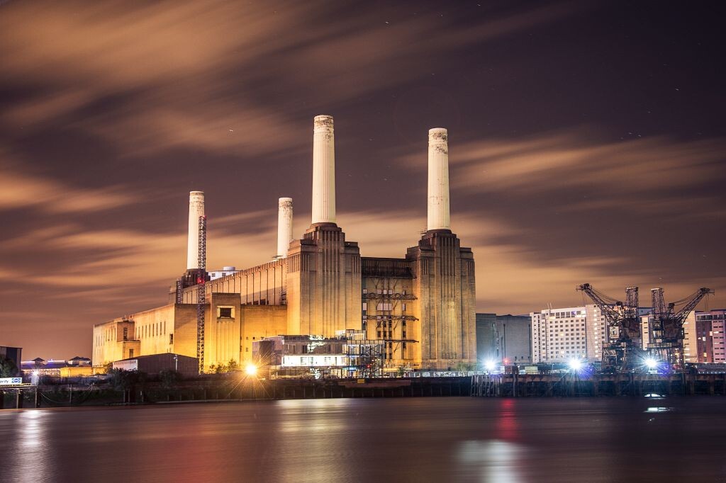 巴特西发电站（Battersea Power Station）是英国伦敦一座退役的火力发电站,现已成为伦敦代表性建筑。曾为Pink Floyd的经典专辑《Animals》的封面。我们去的那晚因为巡逻的警卫过多，没有入内，只得360度环绕拍了一大圈。