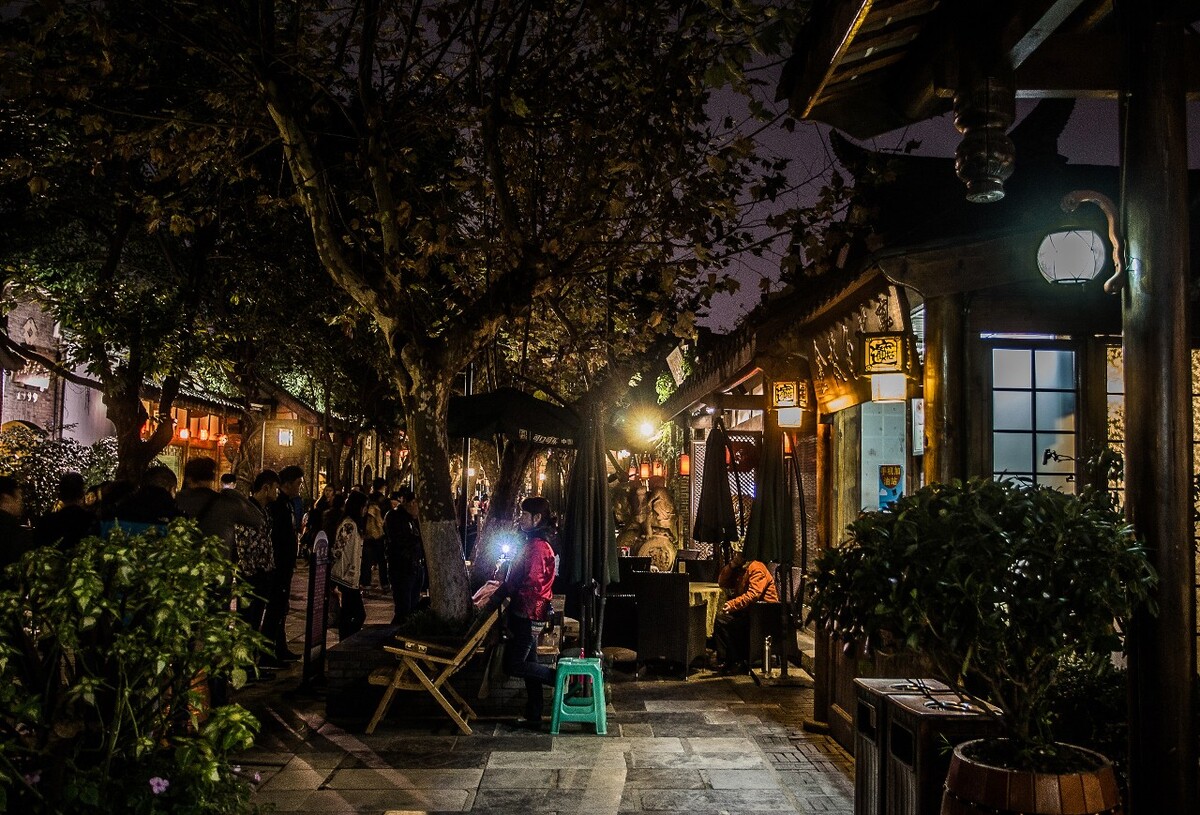 夜色下的广州街头