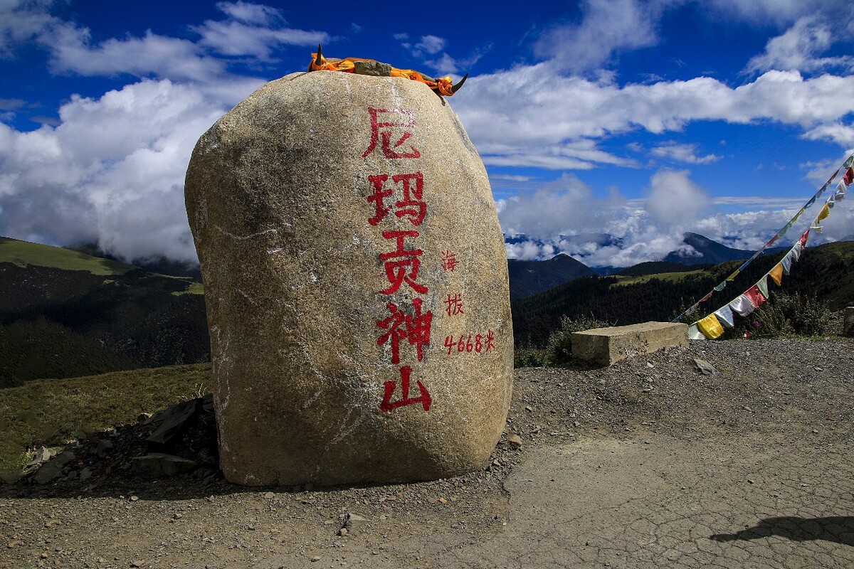 理塘县世界高城之一城市平均海拔达到了4000余米位于四川西部属甘孜