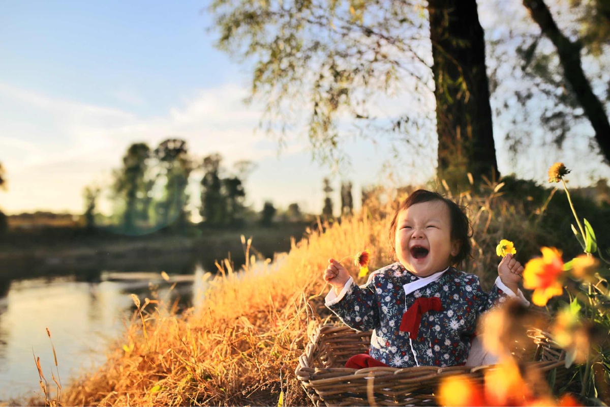带着穿上民族服饰的小莱拍拍秋景,感觉小莱好像要给儿子做辣