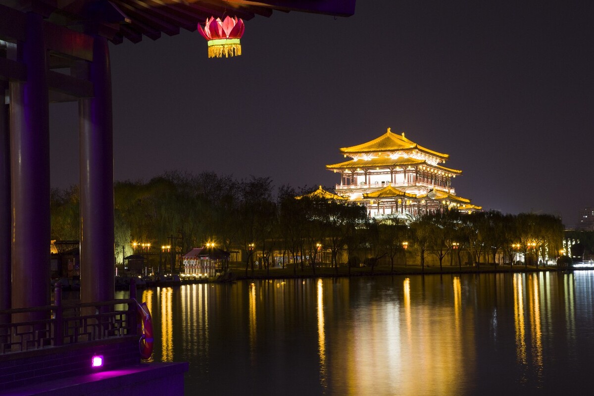 古都西安大唐芙蓉园紫云楼夜色美不胜收