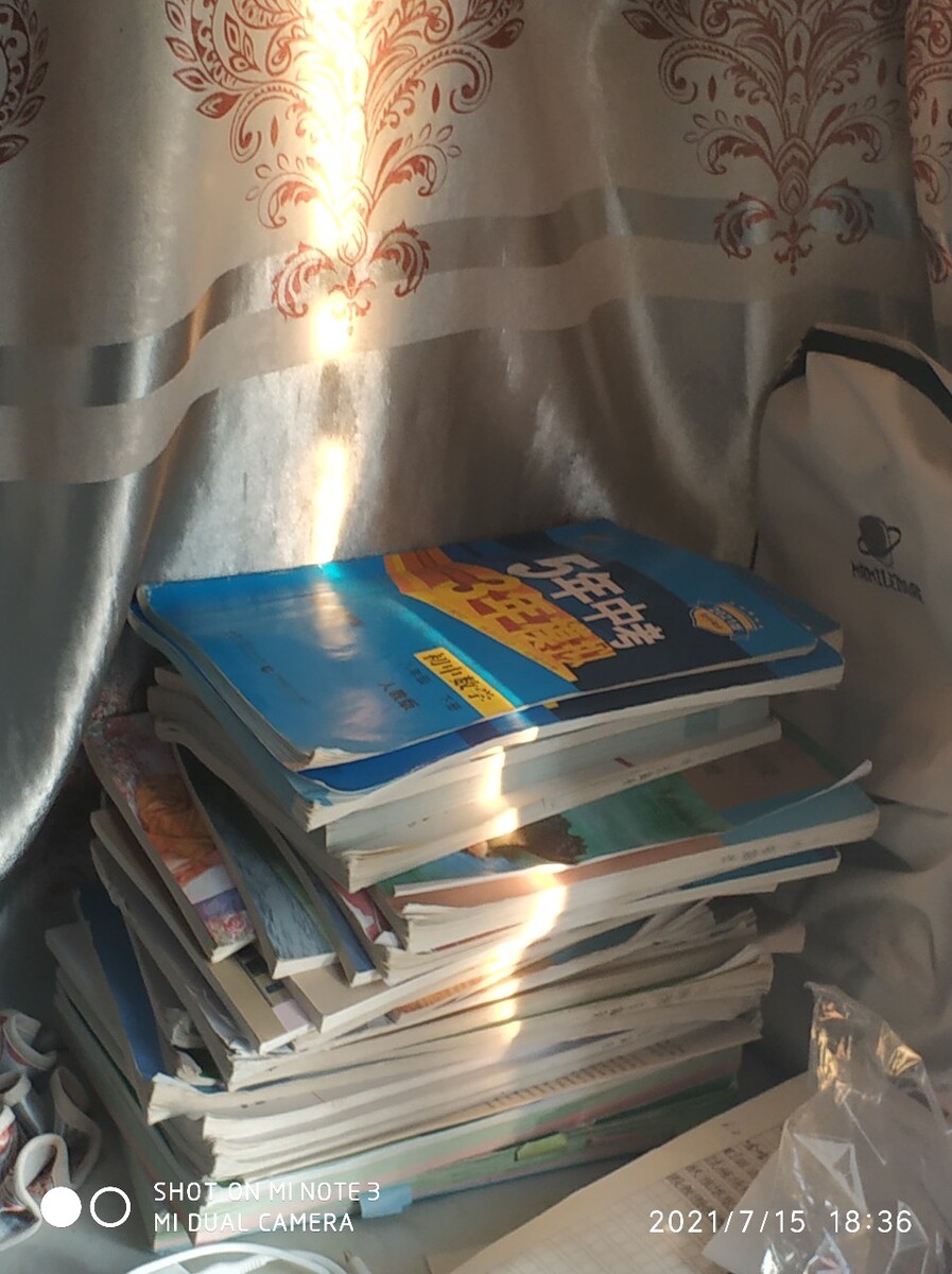 有一束光照在了一堆作业上