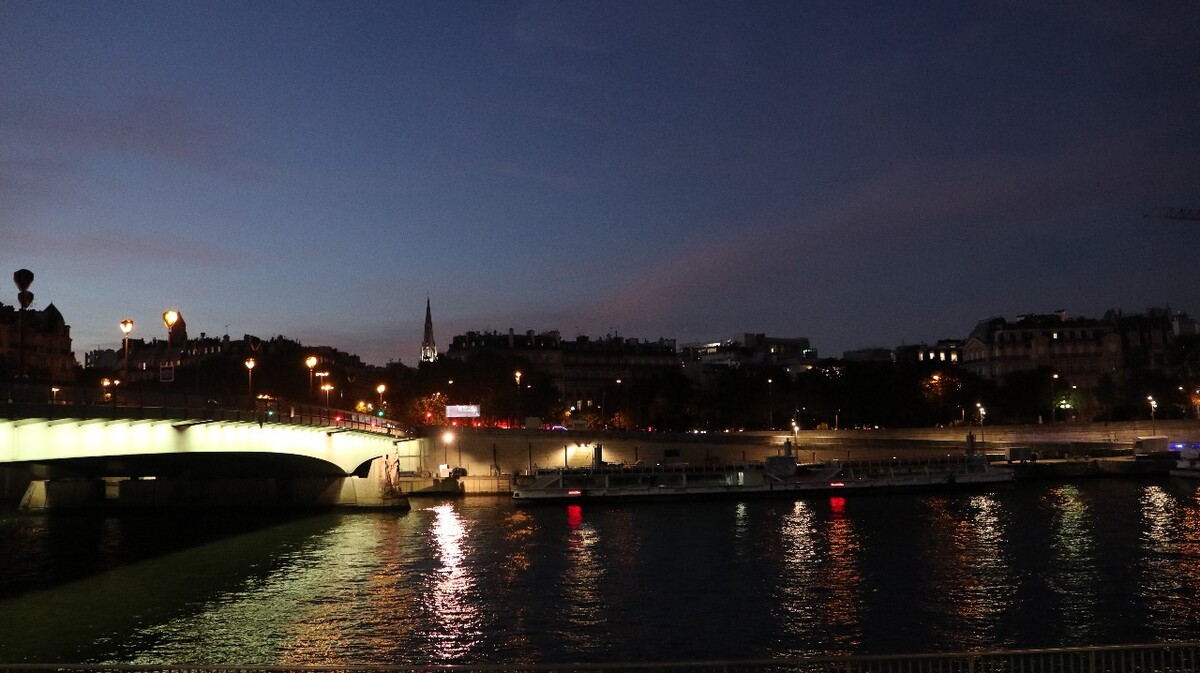 巴黎塞纳河畔夜景及游船