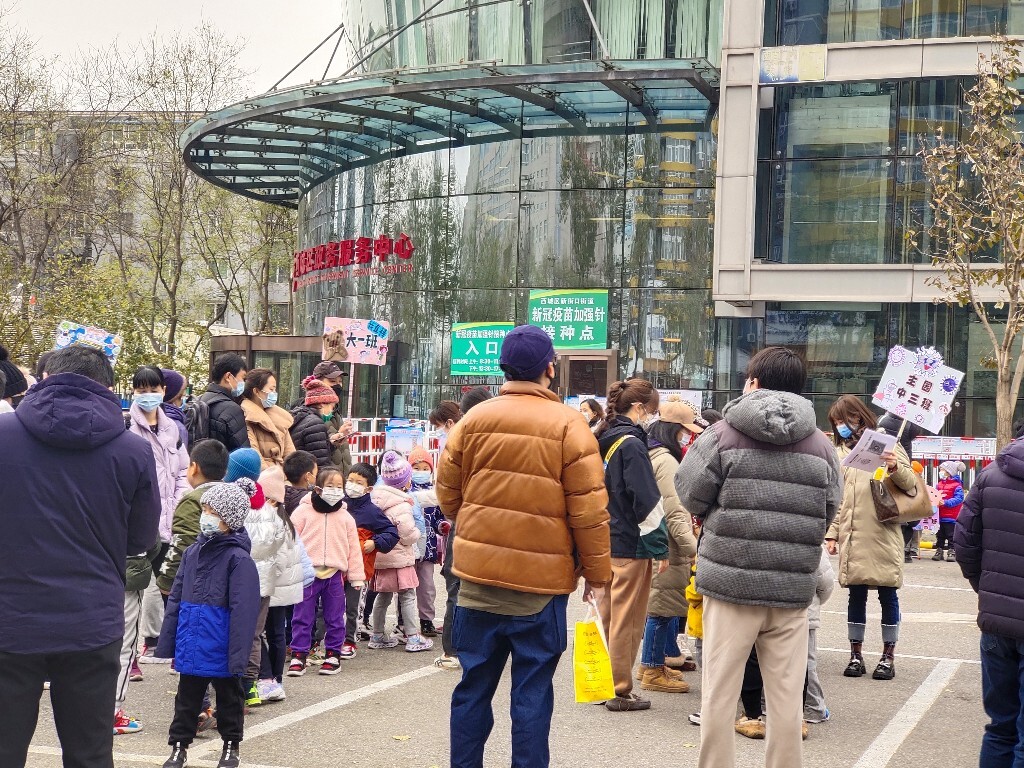 幼儿园孩子打新冠疫苗