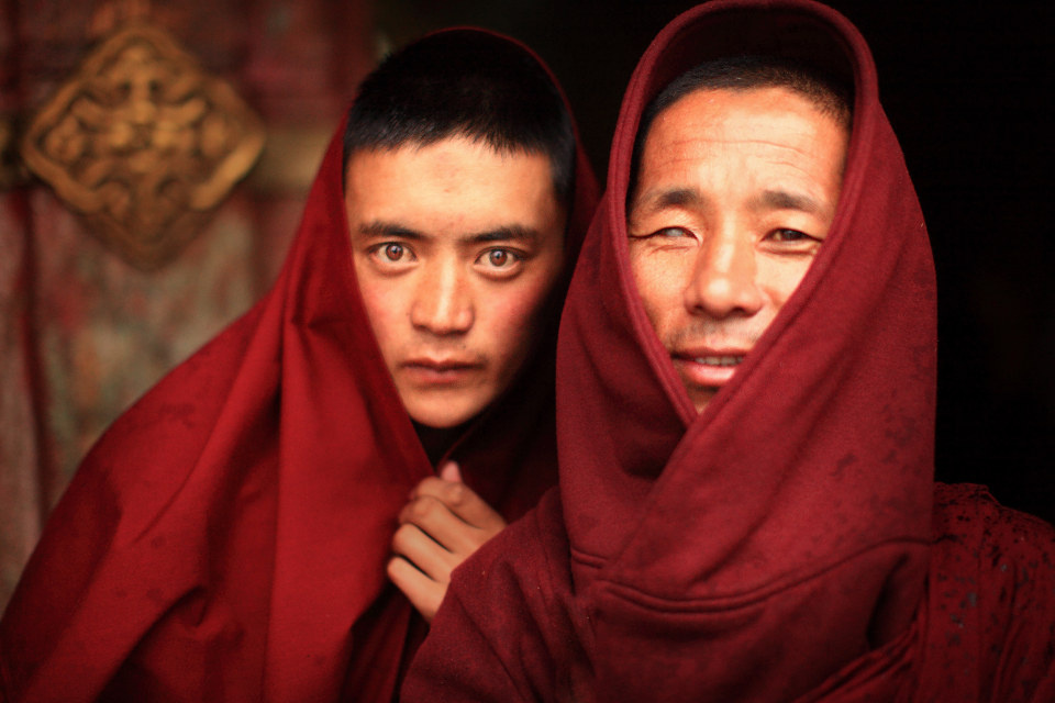 另一个只有一个眼睛能看清,他们在拉萨认识了并一起修行