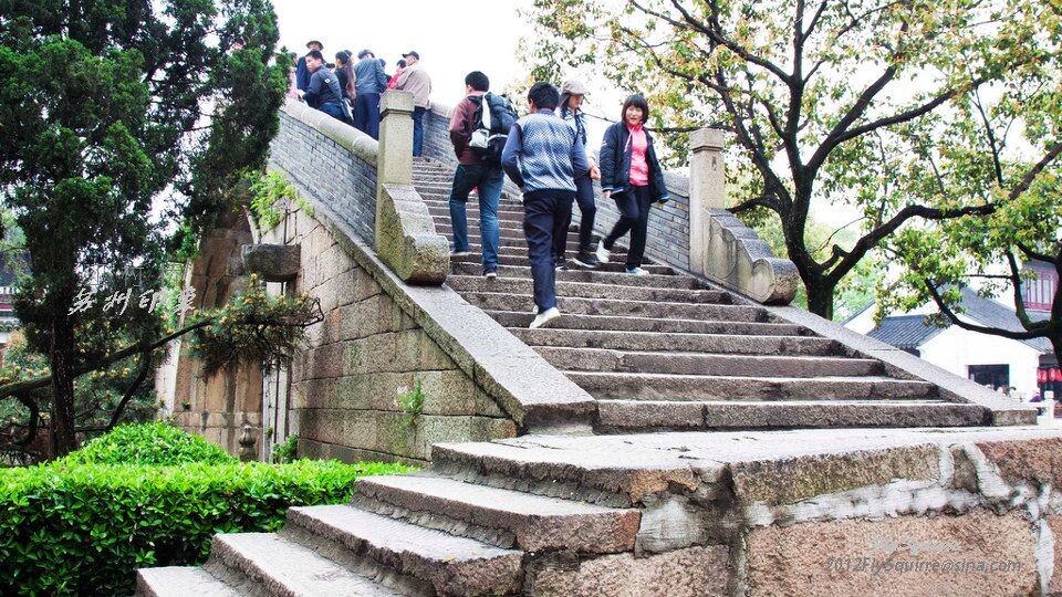 造访江村桥<br />
江村桥位于苏州枫桥景区内,为单孔石拱桥,建于唐代,清康熙四十五年(1867年)由当地人程文焕发起募捐重建,同治六年(公元1867年)重修。位于寒山寺照壁前偏南。 东堍有南北侧引桥,南侧9级石级,北侧10级石级,宽2.1米,向上25级石级到顶,长38.7米;桥面宽2.4米,长2.88米;北堍直接33级石级,底宽3米。石桥栏间用砖封砌。其与枫桥相望,对愁而眠;拾阶而上,闻钟听风。为省级文物保护单位。 <br />